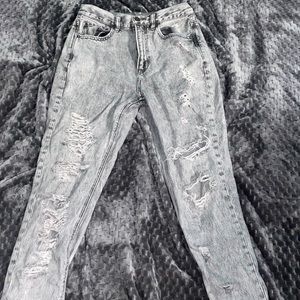 I’m selling this really cute ripped jeans they are from American eagle.